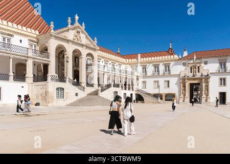 Besucher gehen durch den Innenhof der Universität Coimbra, Portugal Stockfoto