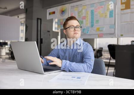 Inklusiver Betriebsleiter mit Down-Syndrom im Büro Stockfoto