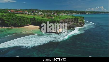 Die atemberaubende Küste des Pantai Dreamland Beach in Bali, Indonesien. Üppiges Grün trifft auf türkisfarbenes Wasser und schafft ein malerisches tropisches Paradies Stockfoto