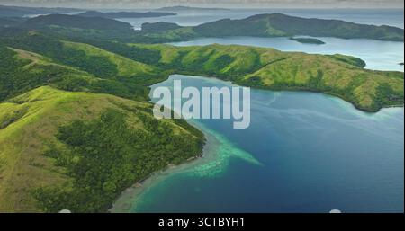 Fidschi-Inseln: Tropische Inseln aus der Vogelperspektive mit üppiger grüner Vegetation, kristallklarem türkisfarbenem Wasser und Korallenriffen in Fidschi. Wilde Naturreiselandschaft. Drohnenflug Stockfoto