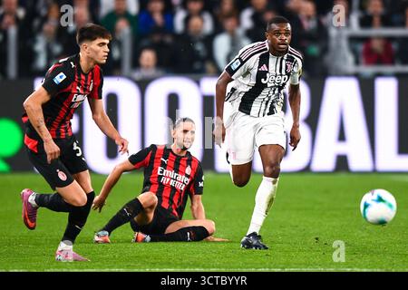 Turin, Italien. Oktober 2025. TURIN, ITALIEN - 5. OKTOBER: Adrian Rabiot vom AC Milan kämpft im Allianz Stadium am 5. Oktober 2025 in Turin um den Ball gegen Pierre Kalulu vom Juventus FC. (Foto: Alberto Gandolfo/BSR Agency) Credit: BSR Agency/Alamy Live News Stockfoto