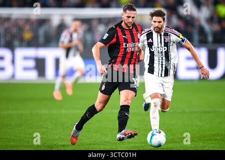 TURIN, ITALIEN - 5. OKTOBER: Adrian Rabiot vom AC Milan kämpft im Allianz Stadium am 5. Oktober 2025 in Turin um den Ball mit Manuel Locatelli vom Juventus FC. (Foto: Alberto Gandolfo/BSR Agency) Stockfoto