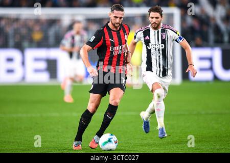 TURIN, ITALIEN - 5. OKTOBER: Adrian Rabiot vom AC Milan kämpft im Allianz Stadium am 5. Oktober 2025 in Turin um den Ball mit Manuel Locatelli vom Juventus FC. (Foto: Alberto Gandolfo/BSR Agency) Stockfoto