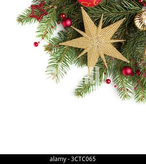 Tannenzweig mit roten und goldenen Weihnachtsschmuck isoliert auf weißem Hintergrund. Flache Lagen. Weihnachten und Neujahrsferien Hintergrund. Stockfoto