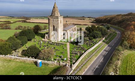 Die Kirche St. Oswald in Lythe ist die Pfarrkirche des Dorfes Lythe in North Yorkshire Stockfoto