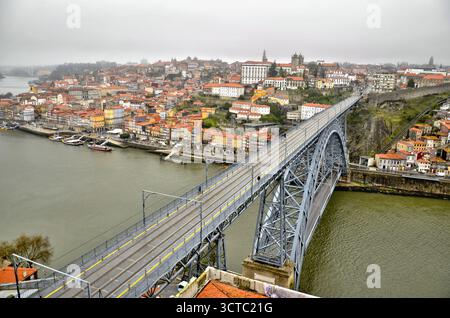 Panoramablick auf die Brücke Luis I, den Fluss Douro und die Stadt Porto von Vila Nova de Gaia, Portugal Stockfoto
