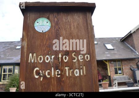 Ein Wegweiser auf dem Cinder Track, ein Rad- und Gehweg auf der stillgelegten Eisenbahnstrecke zwischen Whitby und Scarborough in North Yorkshire Stockfoto