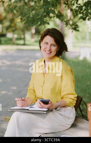 Porträt einer Kaukasierin mittleren Alters, die im Freien lächelt Stockfoto