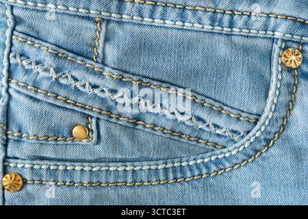 Hellblaue Jeanstasche mit Nahtnaht und Nieten als Hintergrund Stockfoto