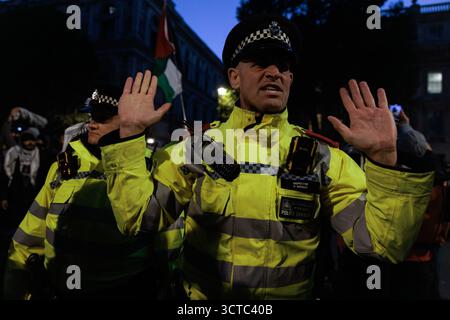 London, Großbritannien. Oktober 2025. Polizisten der Metropolitane ziehen pro-palästinensische Aktivisten zurück, die gegenüber der Downing Street gegen die Beschlagnahme Israels in internationalen Gewässern der Globalen Sumud-Flotte (GSF), einschließlich Schiffe unter britischer Flagge und britische Staatsangehörige, protestieren. Auf der ganzen Welt fanden Proteste statt, als Reaktion auf das Abfangen der Flotte für humanitäre Hilfe, die versuchte, die Belagerung von Gaza zu brechen. Quelle: Mark Kerrison/Alamy Live News Stockfoto