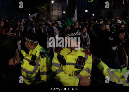 London, Großbritannien. Oktober 2025. Pro-palästinensische Aktivisten blockieren Whitehall vor der Downing Street aus Protest gegen die Beschlagnahme der Globalen Sumud-Flotte (GSF) durch Israel in internationalen Gewässern, einschließlich Schiffe unter britischer Flagge und britische Staatsangehörige. Auf der ganzen Welt fanden Proteste statt, als Reaktion auf das Abfangen der Flotte für humanitäre Hilfe, die versuchte, die Belagerung von Gaza zu brechen. Quelle: Mark Kerrison/Alamy Live News Stockfoto