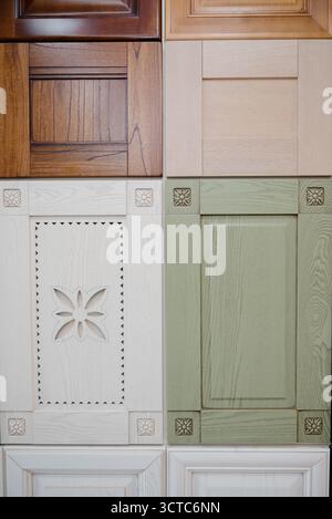 Muster von Küchenfronten in verschiedenen Farben und Texturen mit klassischem Panel zur Designauswahl Stockfoto