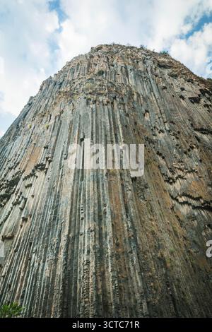 In der Garni-Schlucht, Armenien, erheben sich die majestätischen Basaltklippen dramatisch in den Himmel. Die Symphonie der Steine zeigt markante vertikale Muster und rohe Geol Stockfoto
