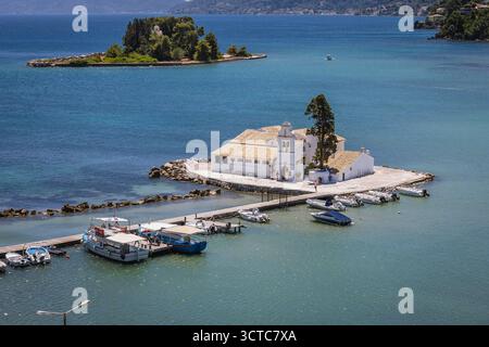 Aus der Vogelperspektive mit dem Kloster Vlacherna und der Insel Pontikonisi in Korfu, Insel Korfu, Griechenland Stockfoto