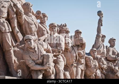 Details zum Denkmal vor Maos Mausoleum auf dem Platz des Himmlischen Friedens in Peking, China Stockfoto