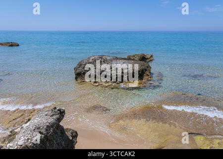 Blick vom Ionischen Meer in Agios Gordios Resort Village auf Korfu Island, Griechenland Stockfoto