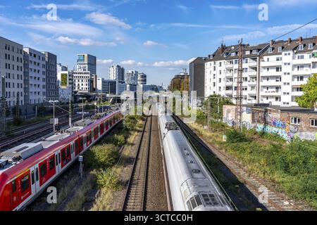 Bahnhof Wehrhahn, Bahnstrecke in Düsseldorf, entlang der Toulouser Allee, Wohngebiet, Bürogebäude, auf ehemaligen Bahnhöfen, Güterstand Stockfoto