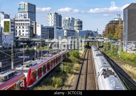 Bahnhof Wehrhahn, Bahnstrecke in Düsseldorf, entlang der Toulouser Allee, Wohngebiet, Bürogebäude, auf ehemaligen Bahnhöfen, Güterstand Stockfoto