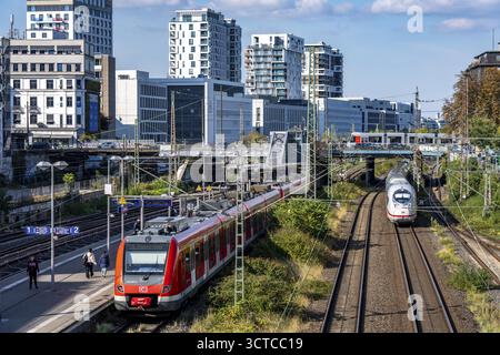 Bahnhof Wehrhahn, Bahnstrecke in Düsseldorf, entlang der Toulouser Allee, Wohngebiet, Bürogebäude, auf ehemaligen Bahnhöfen, Güterstand Stockfoto