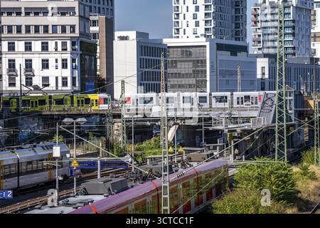 Bahnhof Wehrhahn, Bahnstrecke in Düsseldorf, entlang der Toulouser Allee, Wohngebiet, Bürogebäude, auf ehemaligen Bahnhöfen, Güterstand Stockfoto