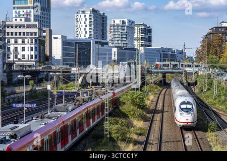 Bahnhof Wehrhahn, Bahnstrecke in Düsseldorf, entlang der Toulouser Allee, Wohngebiet, Bürogebäude, auf ehemaligen Bahnhöfen, Güterstand Stockfoto