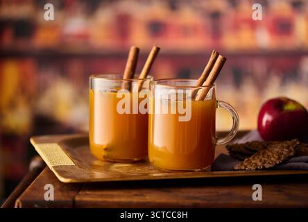 Apfelwein aus biologischem Anbau auf Tablett Stockfoto