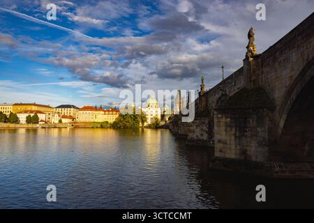 Die berühmte Karlsbrücke bei Sonnenuntergang, Prag, Tschechien Stockfoto