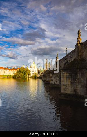 Die berühmte Karlsbrücke bei Sonnenuntergang, Prag, Tschechien Stockfoto