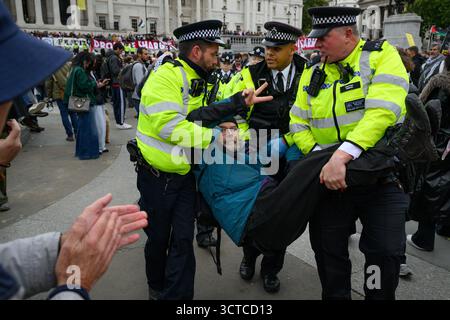 Die Polizei führt einen verhafteten Demonstranten aus dem Trafalgar Square im Zentrum Londons während der Demonstration „Lift the Ban“ zur Unterstützung der verbotenen Gruppe Stockfoto