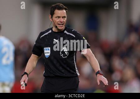 London, Großbritannien. Oktober 2025. Schiedsrichter Darren England beim Spiel Brentford gegen Manchester City Premier League im Gtech Community Stadium in London. Der Bildnachweis sollte lauten: Paul Terry/Sportimage Credit: Sportimage Ltd/Alamy Live News Stockfoto