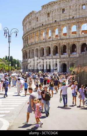 Touristen vor dem Kolosseum in Rom, Italien Stockfoto