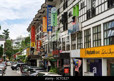 Ladenlokal mit Kolonialarchitektur in Tanah Rata Stadt. Stockfoto