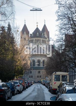 Evening Sun Peaking über einer Sandstone Cathedral und einer ruhigen Straße Stockfoto