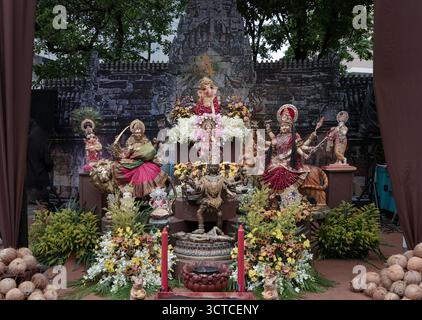 Bangkok, Thailand - 2. Okt. 2025 - eine Sammlung von Statuen der hinduistischen Gottheit, die auf einer gestuften Plattform angeordnet sind. In der Mitte des Arrangements befindet sich ein Stab Stockfoto