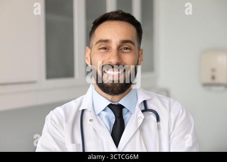 Kopfaufnahme Nahaufnahme Porträt von Hispanic man Doctor Stockfoto