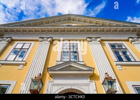 Fassade des historischen Rathauses von Pärnu in Estland Stockfoto