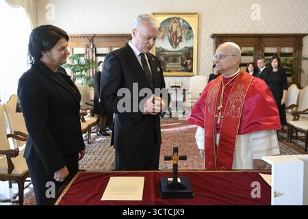 Vatikan, Mwst. Oktober 2025. **NO LIBRI** Italien, Rom, Vatikan, 2025/10/6 Papst Leo XIV. Empfängt in Privataudienz S.E. Gitanas Nauseda, Präsident der Republik Litauen, im Vatikan Foto von VATIKANISCHEN MEDIEN /Katholische Presse Foto: Unabhängige Fotoagentur/Alamy Live News Stockfoto