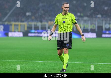 Der Schiedsrichter Ermanno Feliciani wurde 2025/26 im San Siro Stadion beim Fußballspiel der Serie A zwischen dem FC Internazionale und den US Cremonese in Aktion gesehen Stockfoto