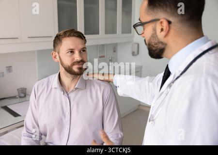 Man Therapeut bietet professionelle medizinische Beratung für Patienten Stockfoto