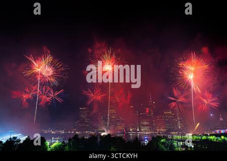 4. Juli 2025, Feuerwerk am East River, Blick auf Manhattan, New York City Stockfoto
