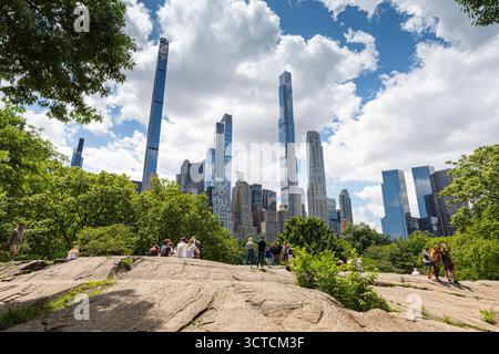 Blick auf die Gebäude von Manhattan vom Central Park in New York City Stockfoto