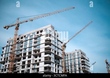 Baukran beim Bau von Mehrgeschossgebäuden Stockfoto