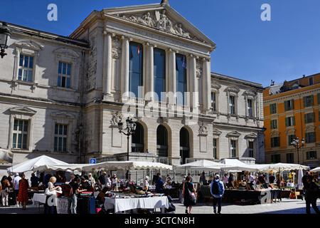 Besucher, die auf einem Straßenmarkt vor dem neoklassizistischen Palais de Justice (Gerichtsgebäude) am Place du Palais, Nizza, Alpes-Maritimes, Stockfoto
