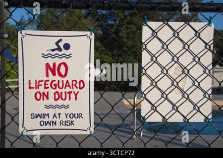 Kein Rettungsschild an einem Poolzaun Stockfoto