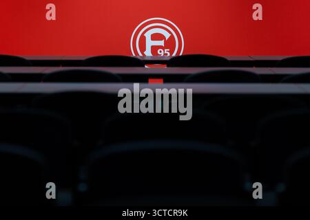 Düsseldorf, Deutschland. Oktober 2025. Fußball: Bundesliga 2, Fortuna Düsseldorf, Pressekonferenz, Merkur Spiel-Arena: Stühle vor dem Logo der Fortuna Düsseldorf vor einer Pressekonferenz. Laut Medienberichten hat Fortuna einen Nachfolger für Trainer Thioune gefunden, der offenbar kurz davor steht, den Verein zu verlassen. Fortuna hat zu einer Pressekonferenz eingeladen. Quelle: Rolf Vennenbernd/dpa/Alamy Live News Stockfoto