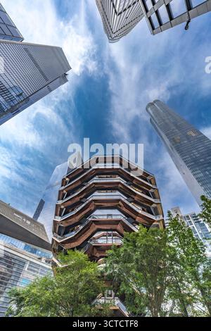 Das Schiff und die umliegenden Wolkenkratzer, darunter 15 Hudson Yards in Hudson Yards, Manhattan, New York City, USA. Juni 2025. Stockfoto