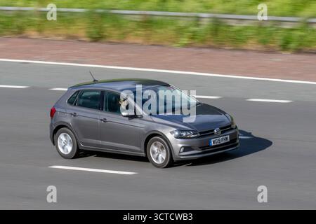 2019 VW Volkswagen Polo SE Tech Edition TSI, Fließheck, 1,0-l-Benzinmotor mit Turbolader; Fahrt auf der Autobahn M61, Manchester, Großbritannien Stockfoto