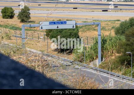 Straßenschild, das die Nord-Süd-Straßenachse in der Nähe des Flughafens lissabon angibt, die Verkehrszirkulation steuert und Richtungslinien bietet Stockfoto