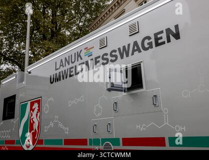 Düsseldorf, Deutschland. Oktober 2025. Vor dem Justizministerium steht ein Umweltmesswagen zur Messung der Luftverschmutzung des Landesamtes für Natur, Umwelt und Klima Nordrhein-Westfalen (LANUK). Das Justizministerium und der Umweltminister stellten die aktuellen Entwicklungen im Bereich der Umweltkriminalität vor. Quelle: Oliver Berg/dpa/Alamy Live News Stockfoto