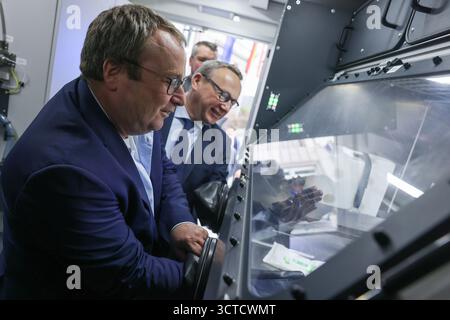 Düsseldorf, Deutschland. Oktober 2025. Oliver Krischer (l, Grüne), Umweltminister, und Benjamin Limbach (r, Grüne), Justizminister, testen Messgeräte in einem Umweltmesswagen des Landesamtes für Natur, Umwelt und Klima Nordrhein-Westfalen (LANUK). Das Justizministerium und der Umweltminister stellten die aktuellen Entwicklungen im Bereich der Umweltkriminalität vor. Quelle: Oliver Berg/dpa/Alamy Live News Stockfoto